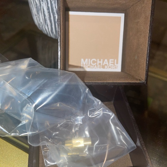 Authentic- Michael Kors Oversized Runway Gold-Tone Watch - Picture 7 of 11